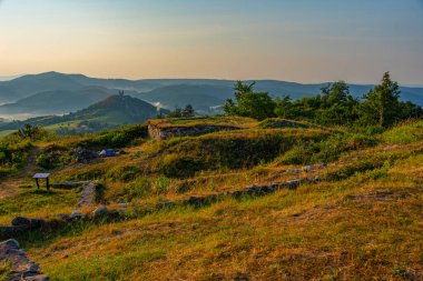 Slovakya 'daki Banska Stiavnica' daki Glanzenberg şatosunun kalıntıları.