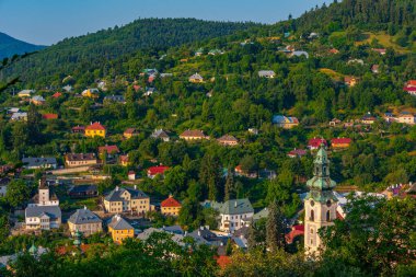 Slovakya 'da Banska Stiavnica' nın gündoğumu manzarası.