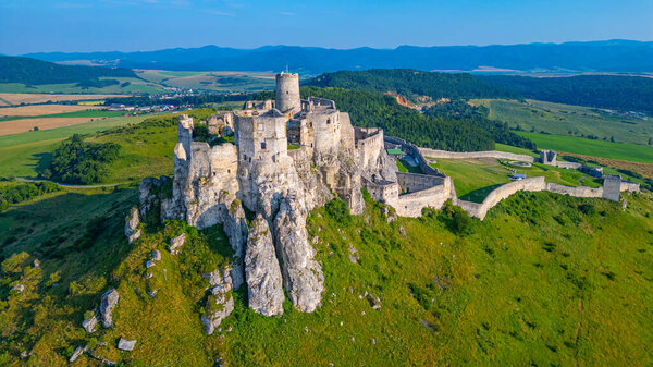 Замок Спис в солнечный день.