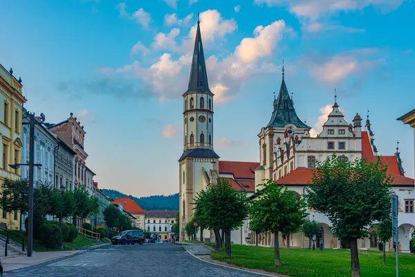Slovakya 'da belediye binası ve St. James Bazilikası' nın günbatımı manzarası.