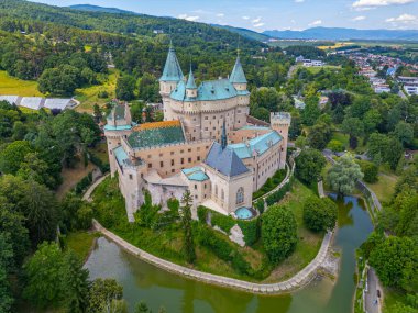 Slovakya 'daki Bojnice Şatosu' nda yaz günü.