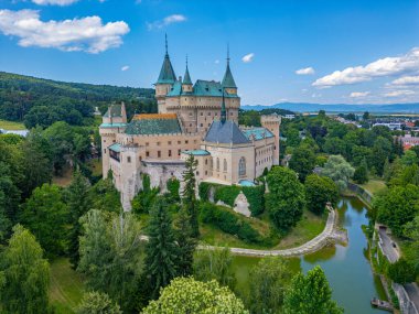 Slovakya 'daki Bojnice Şatosu' nda yaz günü.