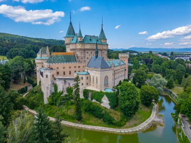 Slovakya 'daki Bojnice Şatosu' nda yaz günü.