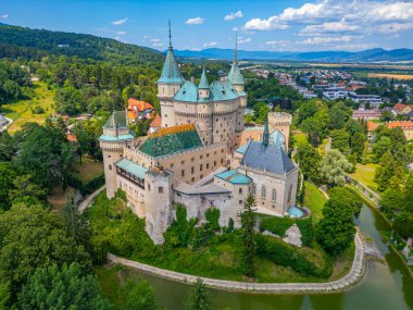 Slovakya 'daki Bojnice Şatosu' nda yaz günü.