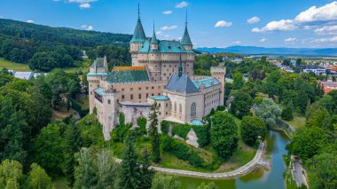 Slovakya 'daki Bojnice Şatosu' nda yaz günü.