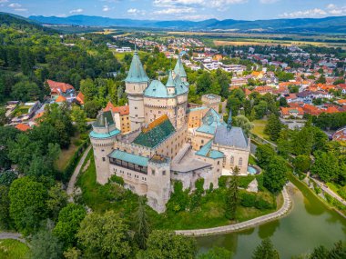 Slovakya 'daki Bojnice Şatosu' nda yaz günü.
