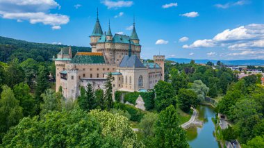 Slovakya 'daki Bojnice Şatosu' nda yaz günü.