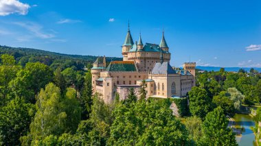 Slovakya 'daki Bojnice Şatosu' nda yaz günü.