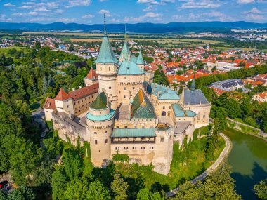 Slovakya 'daki Bojnice Şatosu' nda yaz günü.
