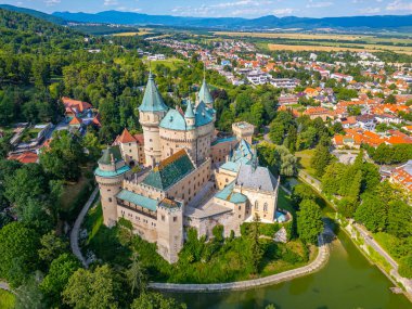 Slovakya 'daki Bojnice Şatosu' nda yaz günü.