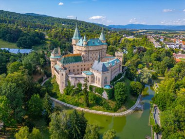 Slovakya 'daki Bojnice Şatosu' nda yaz günü.