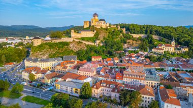 Eski kasaba Slovakya 'ya bakan Trencin Kalesi.