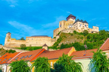 Slovakya 'daki Trencin şatosunun görüntüsü.