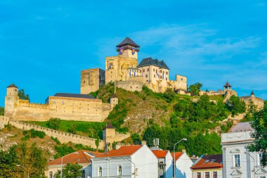 Slovakya 'daki Trencin şatosunun görüntüsü.