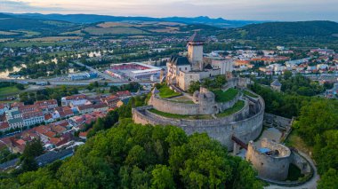 Trencin şatosuyla gün batımı eski kasaba Slovakya 'ya bakıyor.