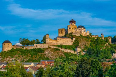 Slovakya 'daki Trencin şatosunun görüntüsü.