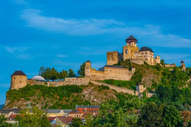 Slovakya 'daki Trencin şatosunun görüntüsü.