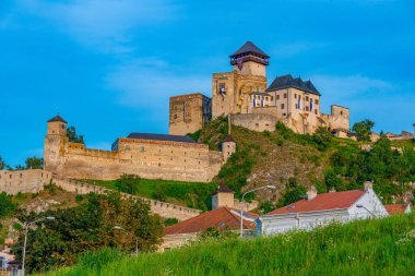 Slovakya 'daki Trencin şatosunun görüntüsü.
