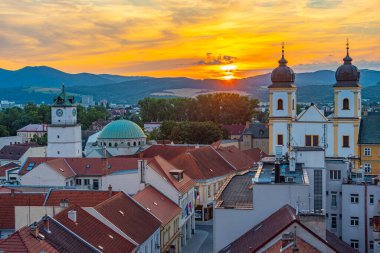 Trencin, Slovakya 'daki barış meydanının günbatımı görüntüsü.