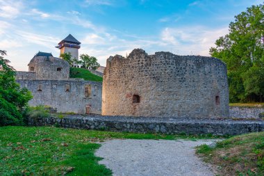 Slovakya 'daki Trencin kalesinin günbatımı görüntüsü.