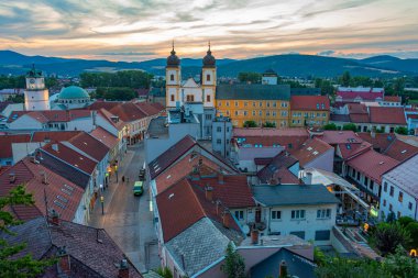Trencin, Slovakya 'daki barış meydanının günbatımı görüntüsü.