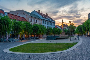 Trencin, Slovakya 'daki Mierove Namestie Meydanı' nın günbatımı görünümü.