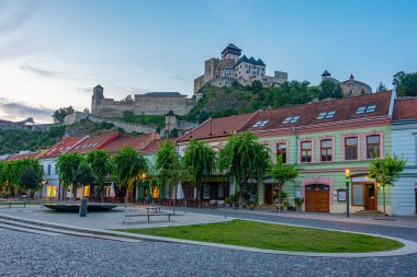 Trencin Kalesi 'nin Slovakya' ya bakan günbatımı manzarası.