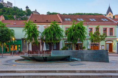 Trencin, Slovakya 'daki Mierove Namestie Meydanı' nın günbatımı görünümü.