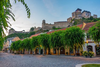 Trencin Kalesi 'nin Slovakya' ya bakan günbatımı manzarası.