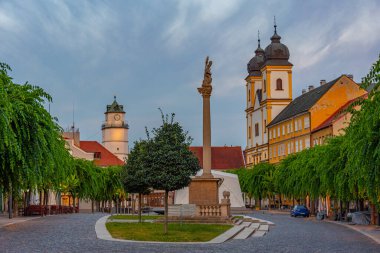 Trencin, Slovakya 'daki Mierove Namestie Meydanı' nın günbatımı görünümü.