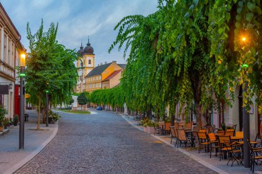 Trencin, Slovakya 'daki Mierove Namestie Meydanı' nın günbatımı görünümü.