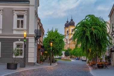 Trencin, Slovakya 'daki Mierove Namestie Meydanı' nın günbatımı görünümü.