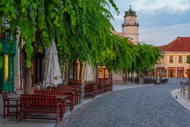 Trencin, Slovakya 'daki Mierove Namestie Meydanı' nın günbatımı görünümü.