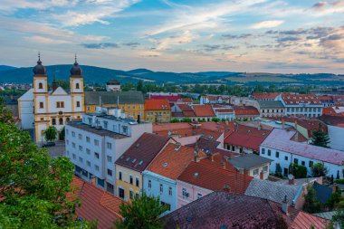 Trencin, Slovakya 'daki barış meydanının günbatımı görüntüsü.