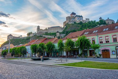 Trencin Kalesi 'nin Slovakya' ya bakan günbatımı manzarası.