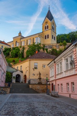 Trencin, Slovakya 'da Bakire Meryem' in Doğumu Kilisesi 'nin gün batımı manzarası.