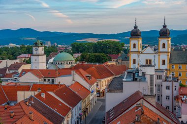 Trencin, Slovakya 'daki barış meydanının günbatımı görüntüsü.