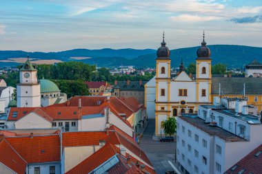 Trencin, Slovakya 'daki barış meydanının günbatımı görüntüsü.