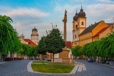 Trencin, Slovakya 'daki Mierove Namestie Meydanı' nın günbatımı görünümü.