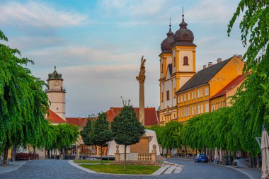 Trencin, Slovakya 'daki Mierove Namestie Meydanı' nın günbatımı görünümü.