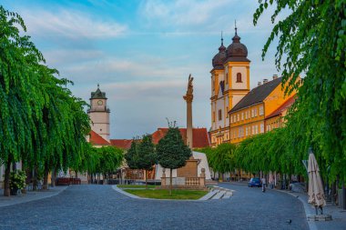 Trencin, Slovakya 'daki Mierove Namestie Meydanı' nın günbatımı görünümü.