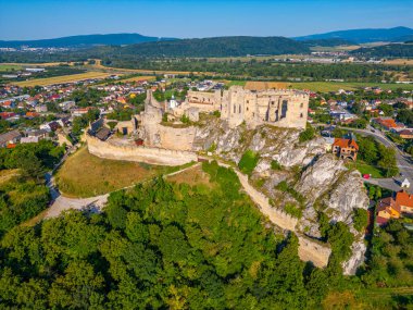 Slovakya 'daki Beckov kalesinin Panorama manzarası.