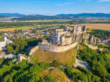 Slovakya 'daki Beckov kalesinin Panorama manzarası.