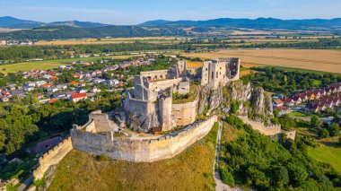 Slovakya 'daki Beckov kalesinin Panorama manzarası.