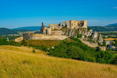 Slovakya 'daki Beckov kalesinin Panorama manzarası.
