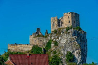 Beckov kalesi Slovakya 'da uçurumun kenarında.