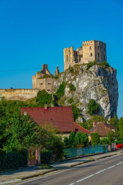 Beckov kalesi Slovakya 'da uçurumun kenarında.