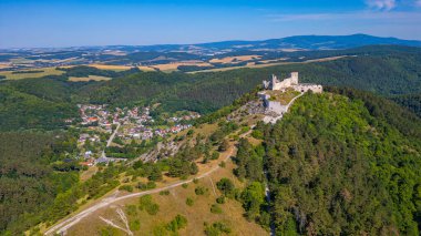 Güneşli bir günde Slovakya 'daki Cachtice şatosunun görüntüsü.