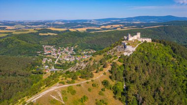 Güneşli bir günde Slovakya 'daki Cachtice şatosunun görüntüsü.