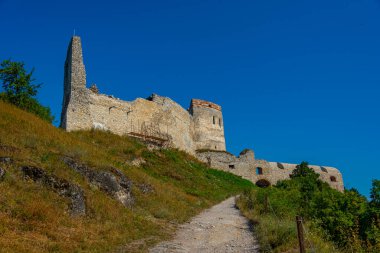 Güneşli bir günde Slovakya 'daki Cachtice şatosunun görüntüsü.